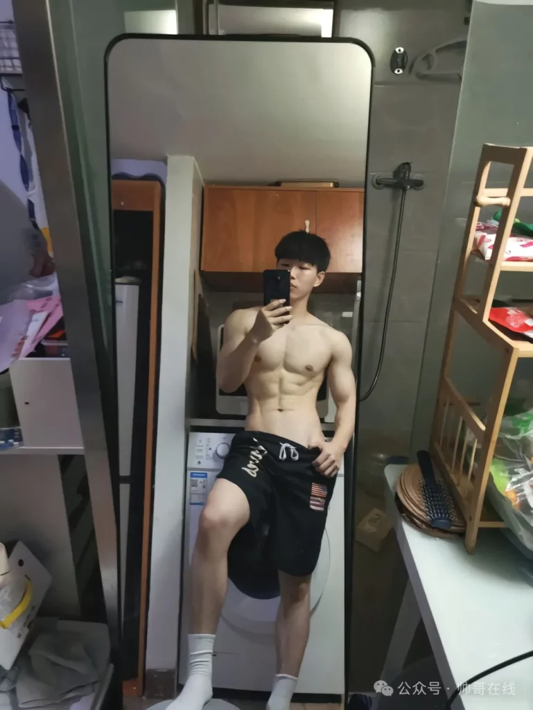 双胞胎白皮肌肉男大帅哥，两个薄肌运动男的双倍快乐谁懂啊?