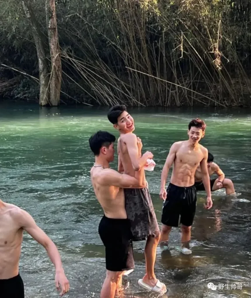 和体育生一起去玩水湿身，差点把班长的裤子扯掉啦