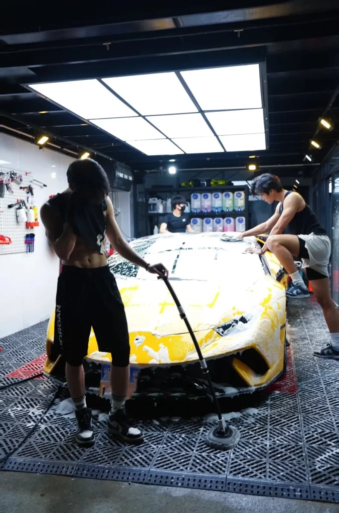全是腹肌体育生的洗车店，你要光临吗？