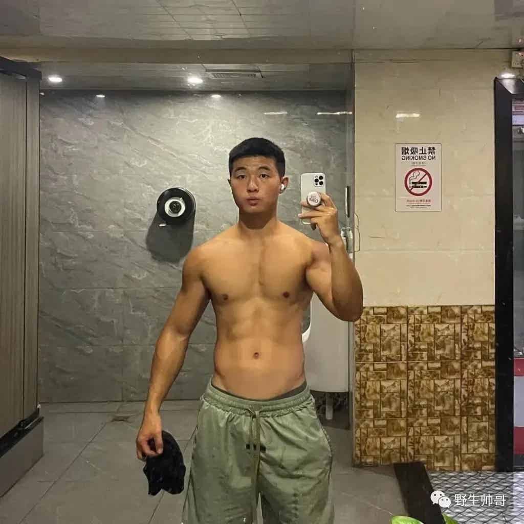 上海 19 的寸头长腿男自拍