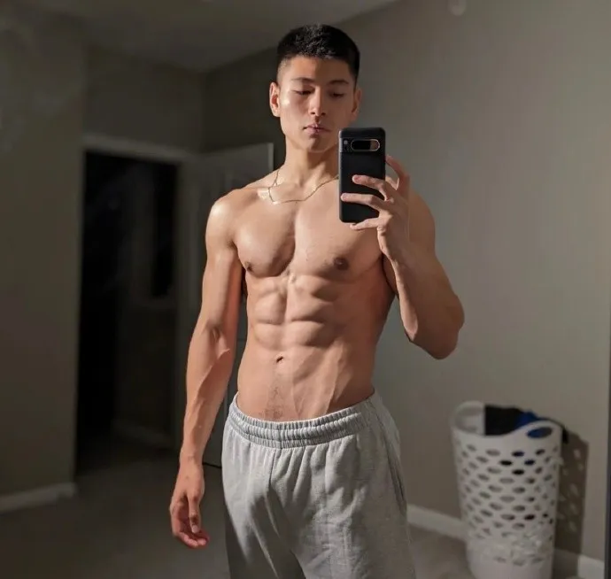 推上 33 万粉的超火网红肌肉小哥，穿灰裤子真实力！