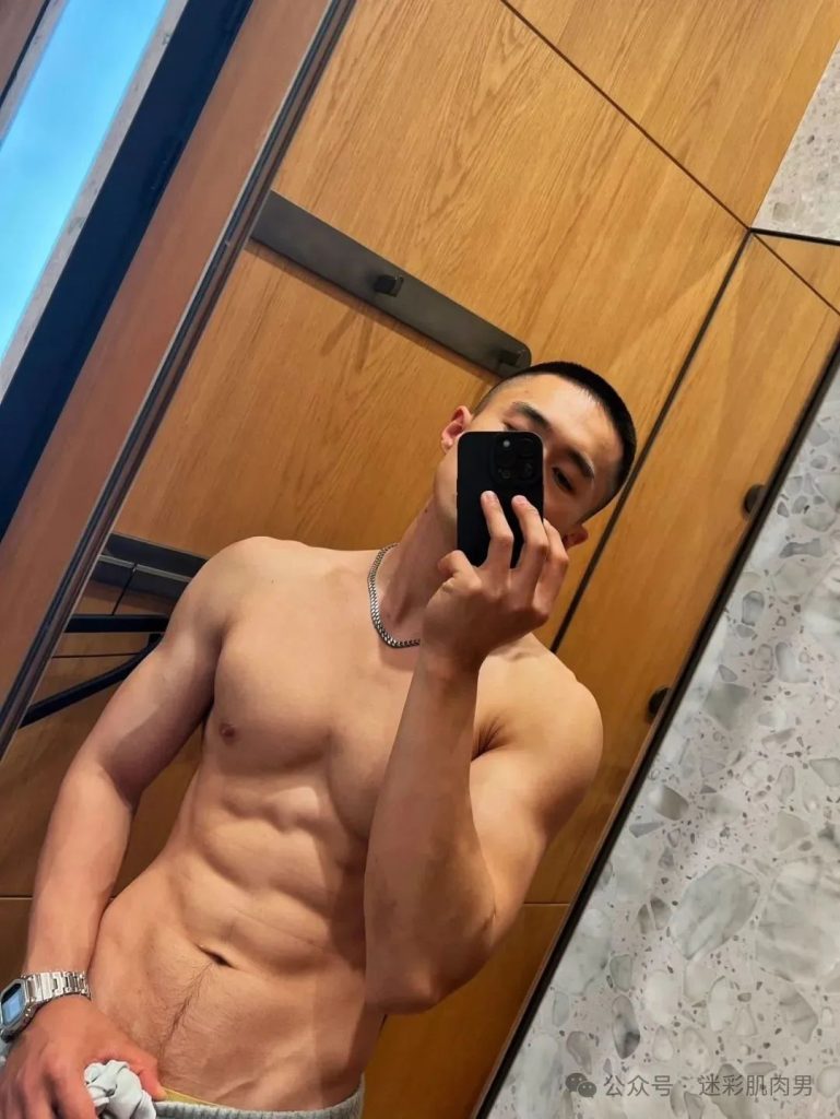 黑龙江 28 岁寸头男自拍长得太 man 啦！
