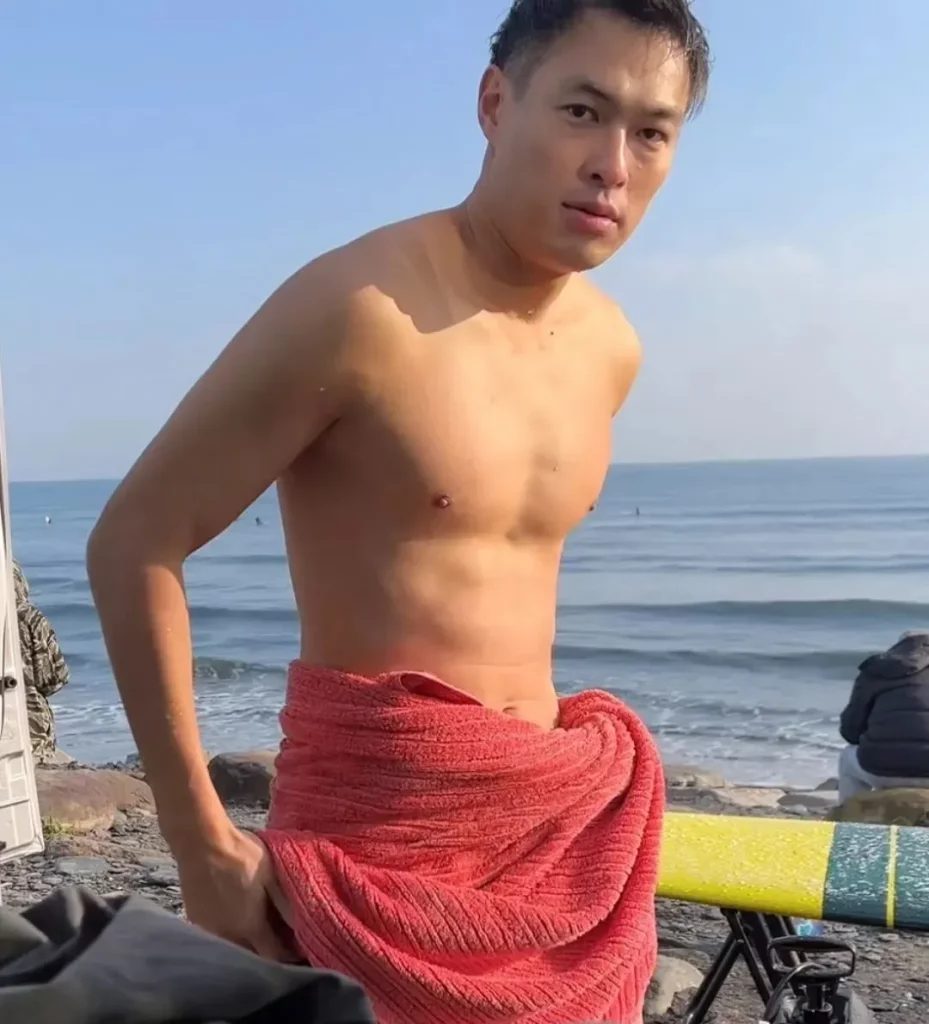 杨佑宁不穿内裤吊滑索，勒得很好看！