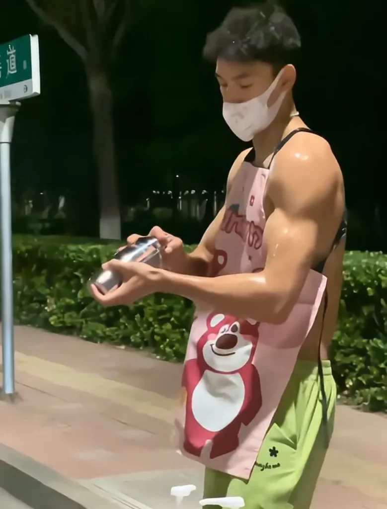 蔡依林演唱会卖柠檬茶的肌肉男火了！这手打频率太猛了！