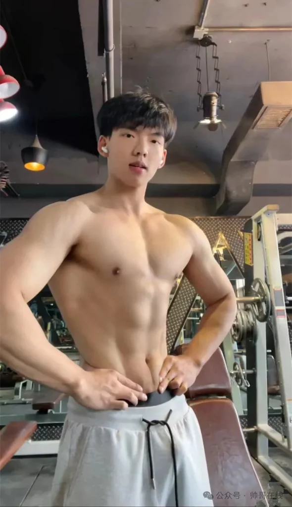 肌肉学弟不输体育生，弟弟这角度真胸到我了！