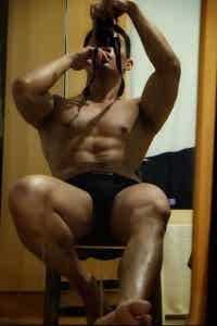 野生长腿男自拍垒的让人舔屏，穿什么都挡不住实力！-潮男潮北