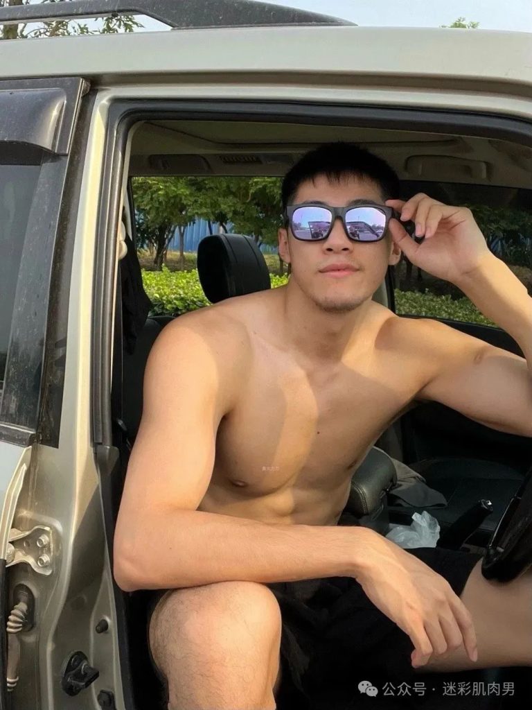 黑皮体育生粗壮长腿太顶啦! 黑皮体育生粗壮长腿太顶啦!