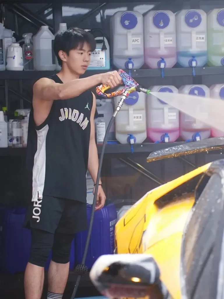 全是腹肌体育生的洗车店，你要光临吗？