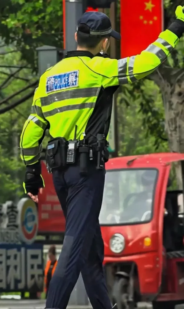 自贡这枚交警太帅火了！治愈系笑容配上大长腿谁不心动？