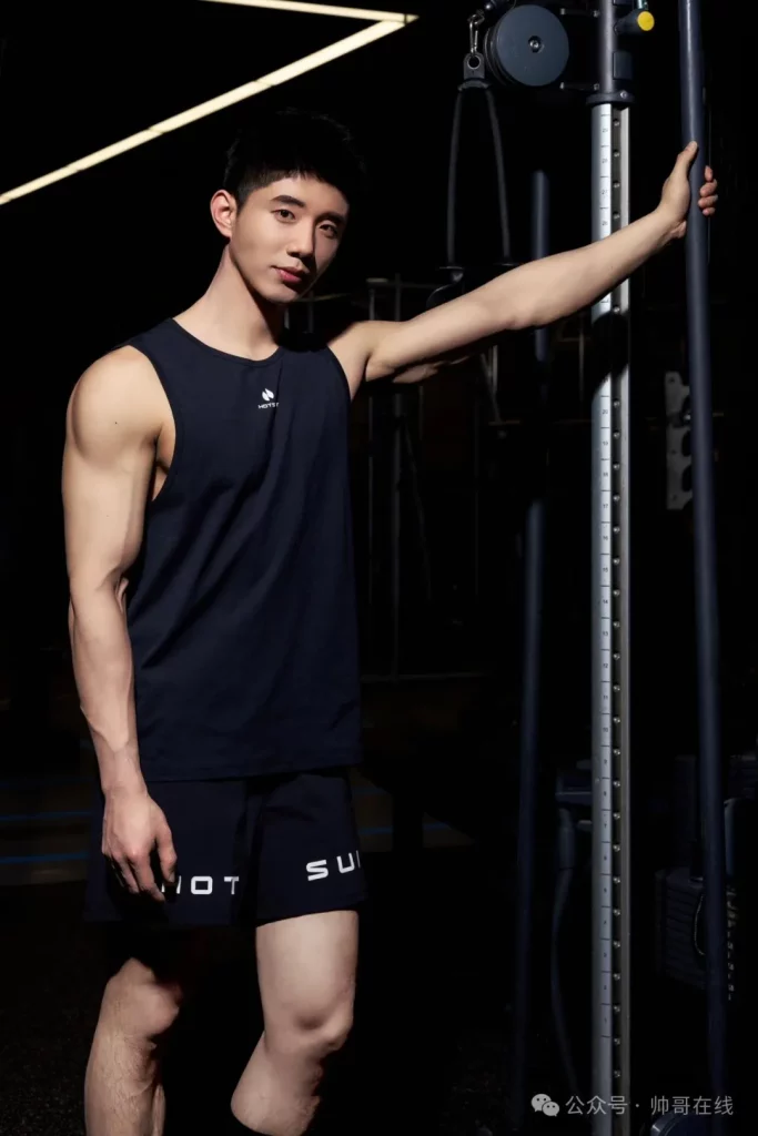 内娱新晋男菩萨赵仁杰拍拳击写真，寸头肌肉男友张力满了！