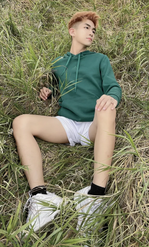 鲜肉男生的野外拍摄