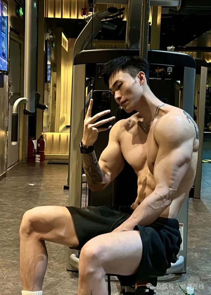 192CM 泳裤双开门长腿大胸肌比体育生还顶！