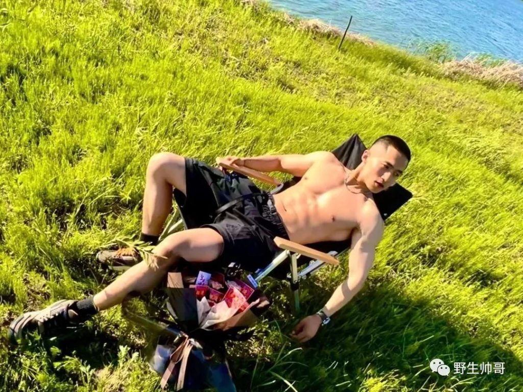 寸头爷们露营脱衣身材太顶了！东北男人果然大！