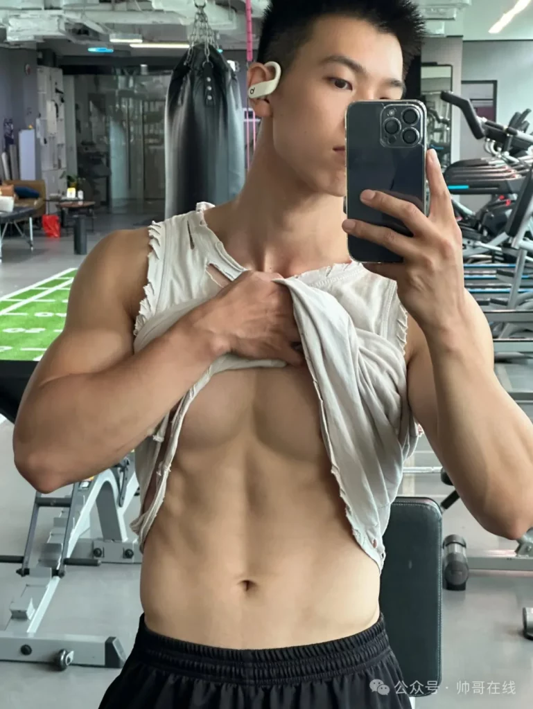 上进的黑皮帅哥，双开门大胸肌