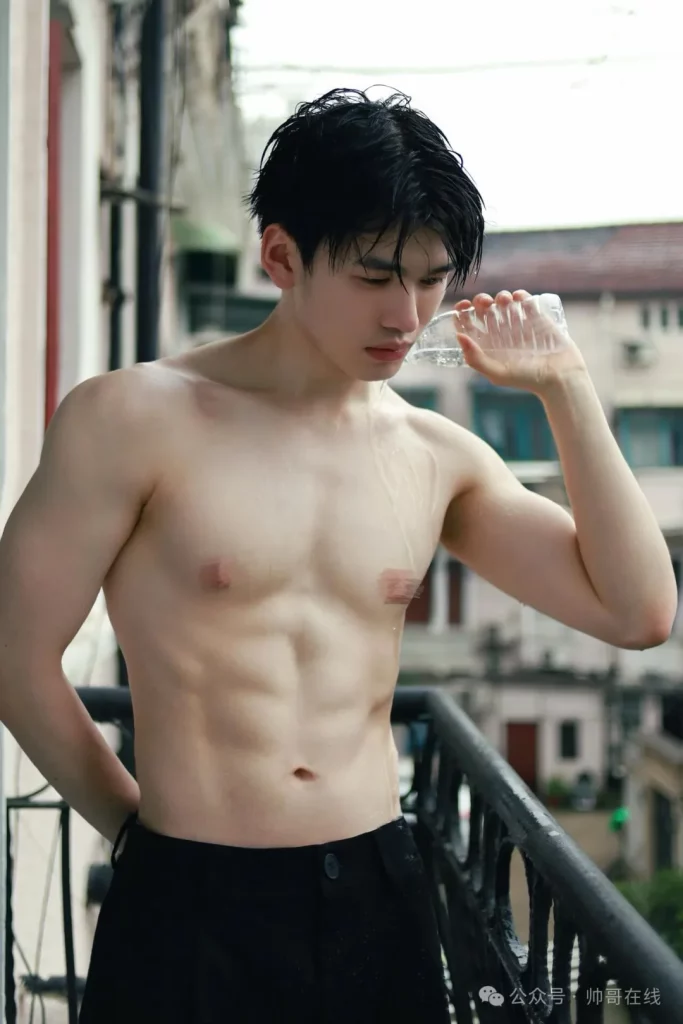 04 年白皮肌肉男大帅哥，干净男朋友太可了！