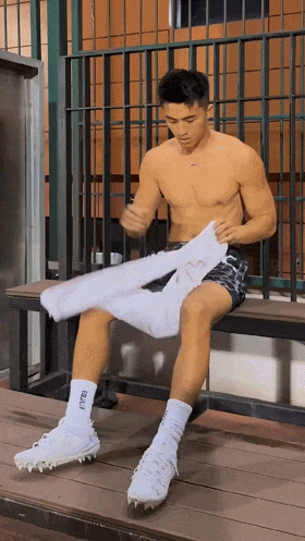 地铁抓拍 185CM 黑皮肌肉体育生，野生狼系帅哥长腿腹肌实力惊人！