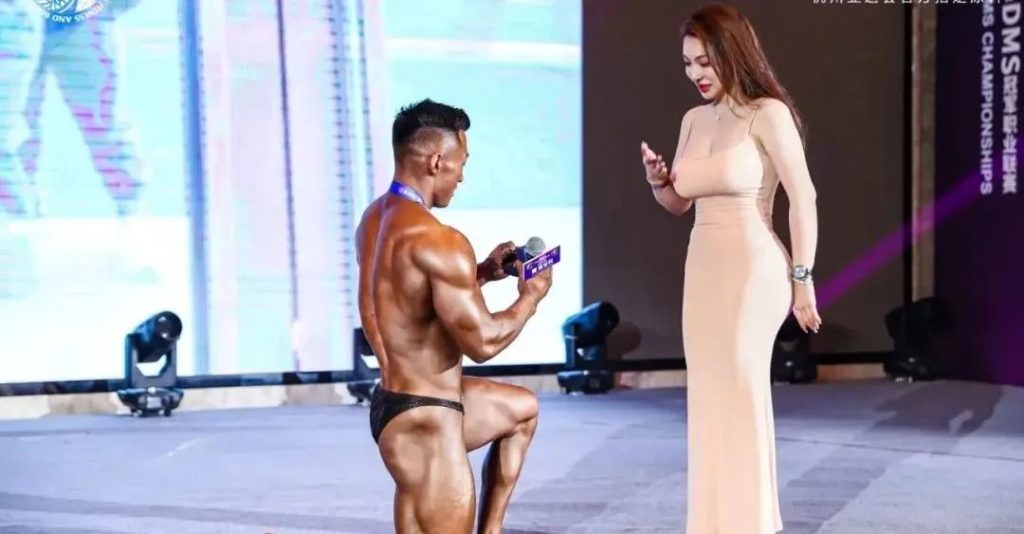 北京 E 杯女孩，被肌肉男求婚！