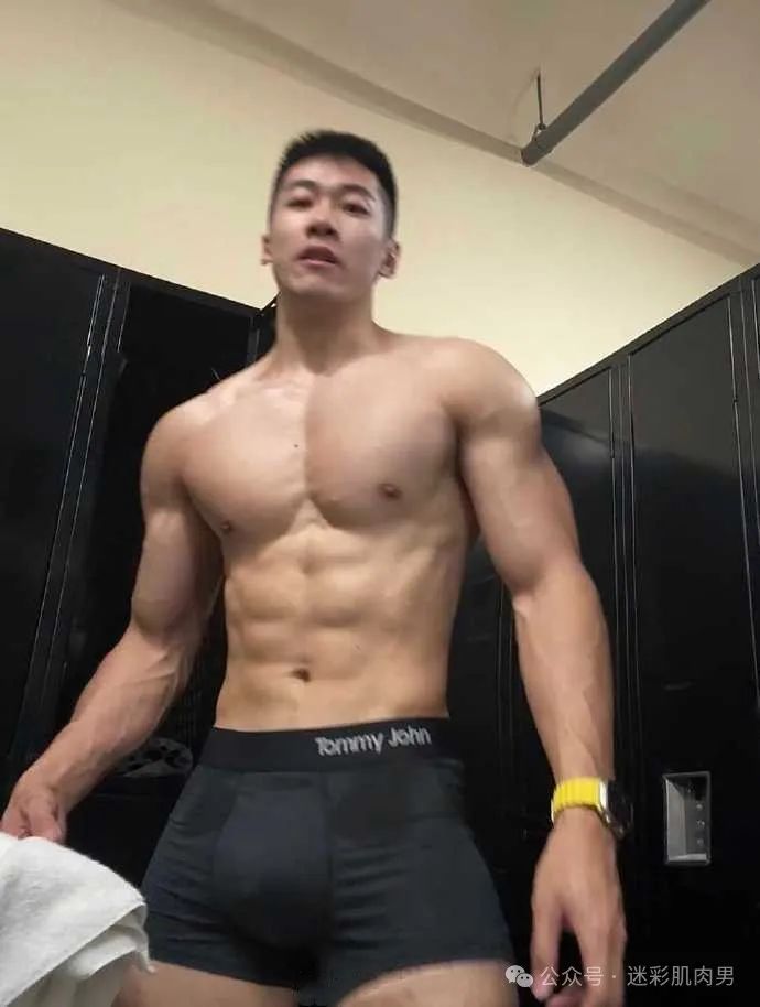 黑皮体育生粗壮长腿太顶啦！