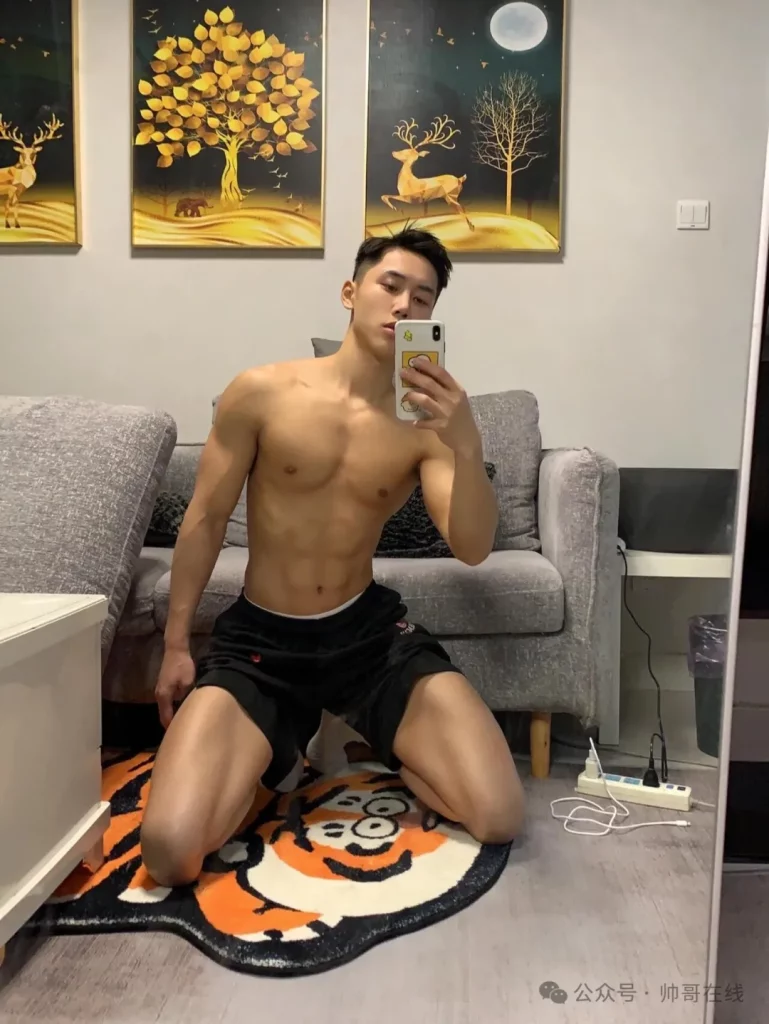 快乐加倍的 190CM 短发肌肉奶弟，太多人馋他的身子了！