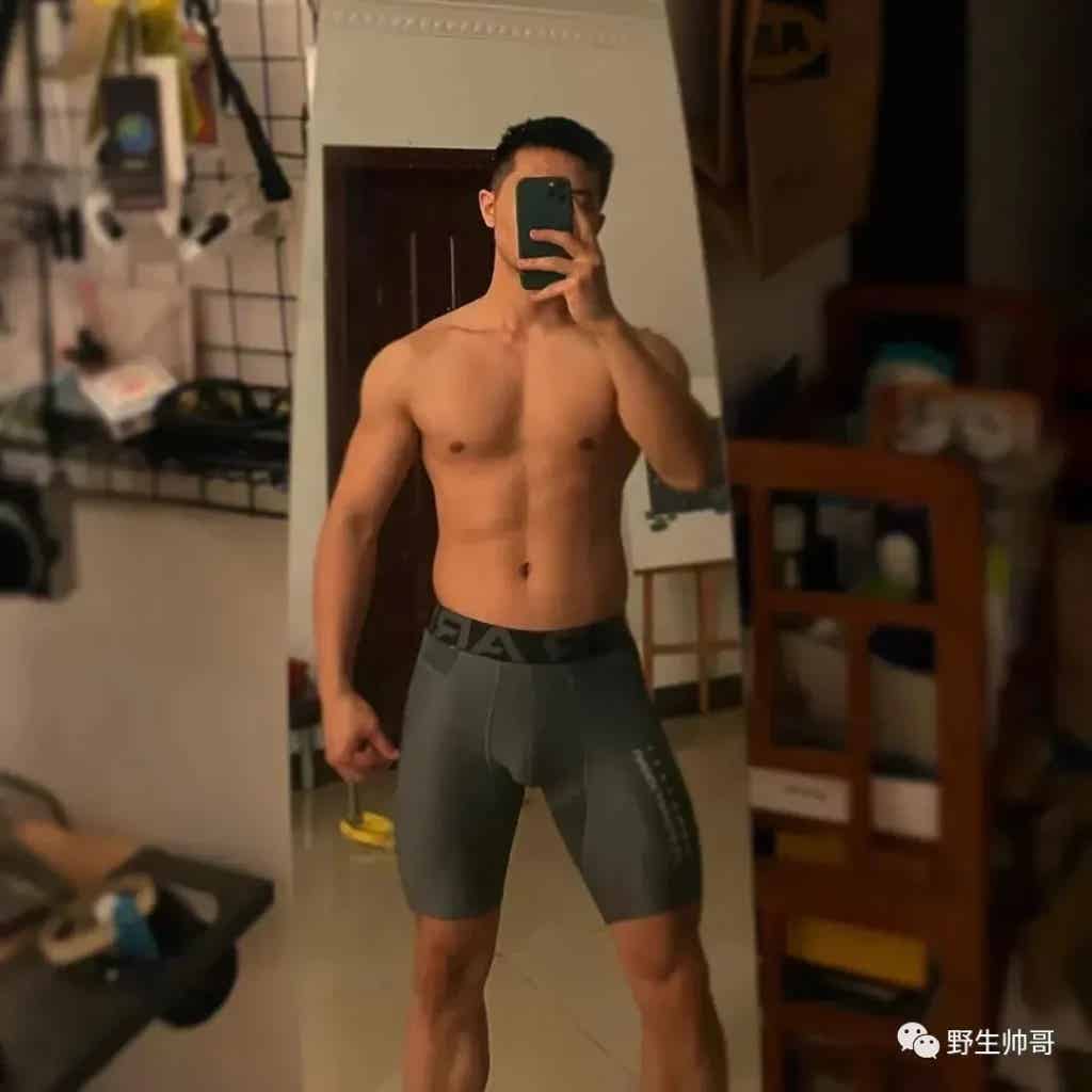 上海 19 的寸头长腿男自拍