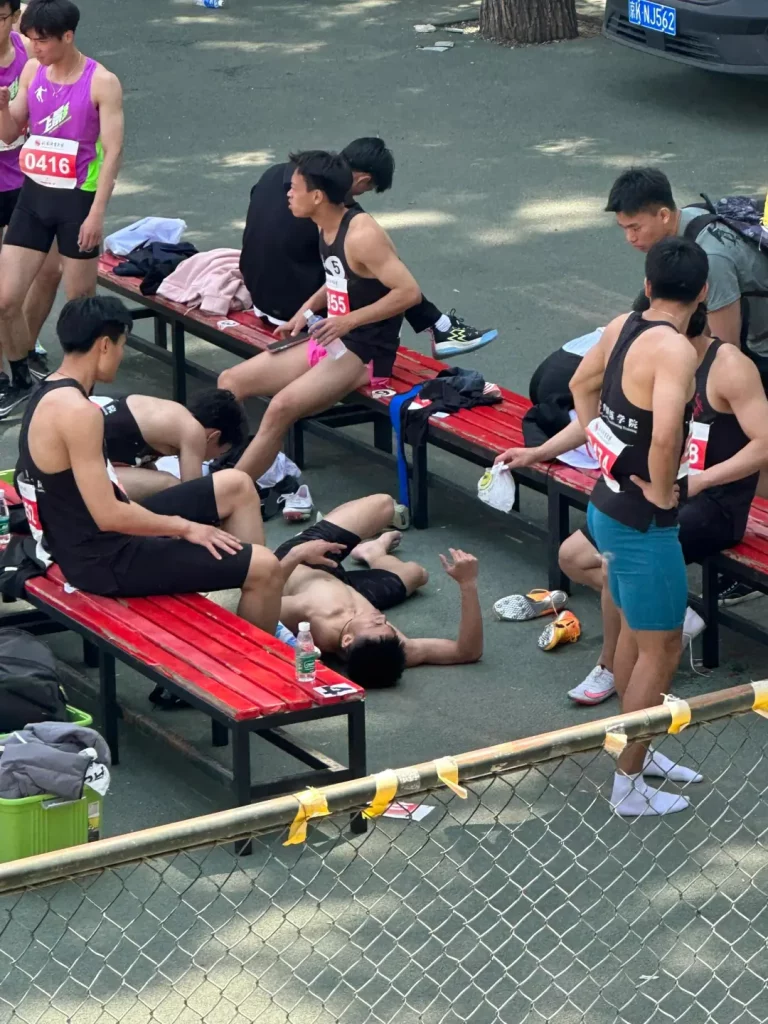 北体运动会现场长腿体育生紧身裤脱了，太有看头啦！