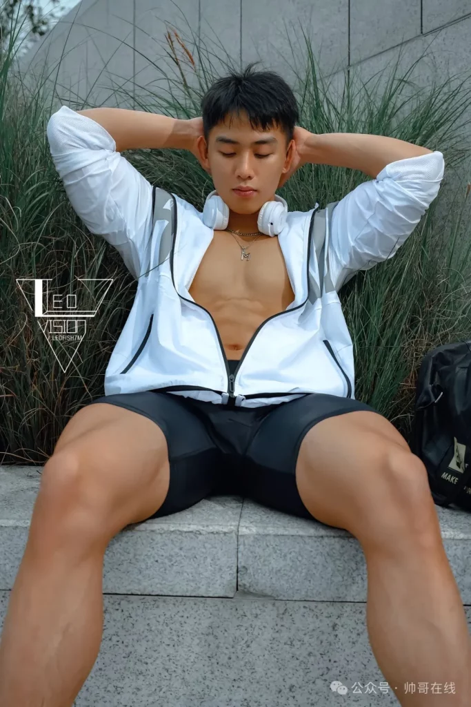 黑皮腹肌机车小伙竟是成都体院体育生，双开门翘 P 身材你顶得住吗？