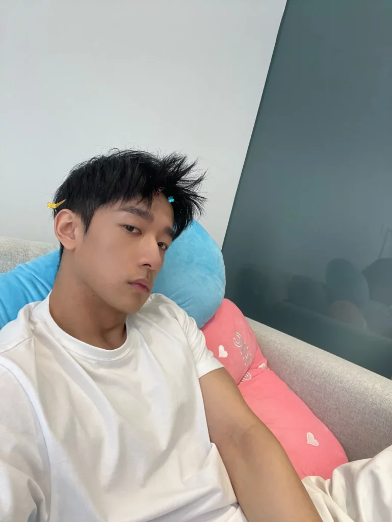 《歌手》里的隐藏大帅哥！他穿白裤子好好看啊啊啊！