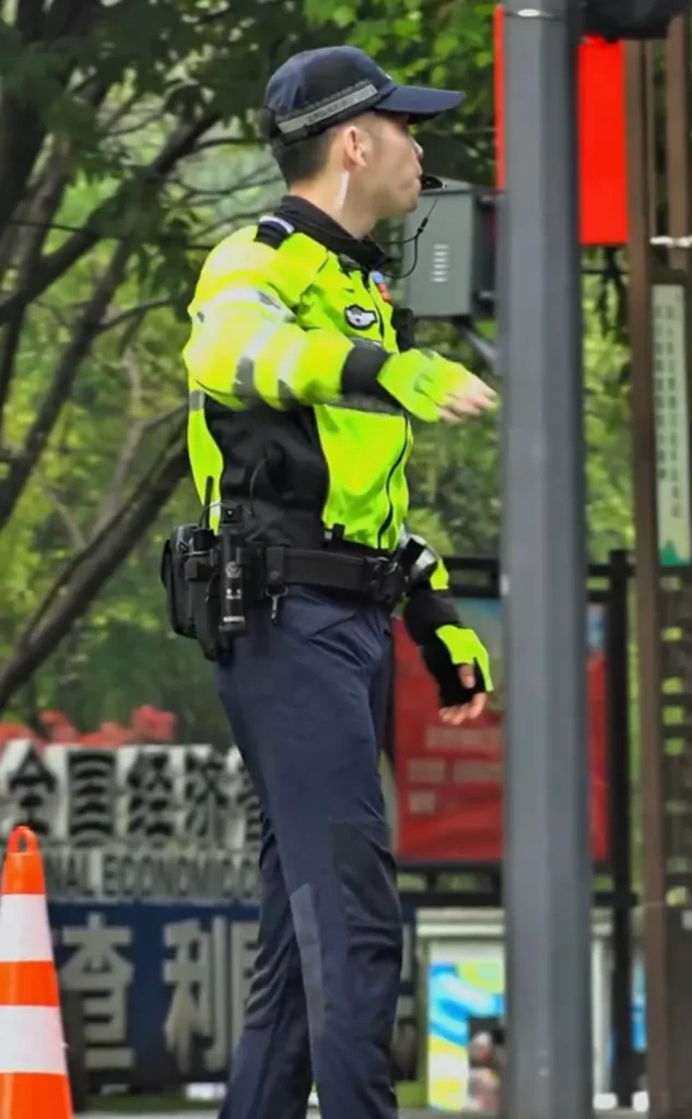 自贡这枚交警太帅火了！治愈系笑容配上大长腿谁不心动？