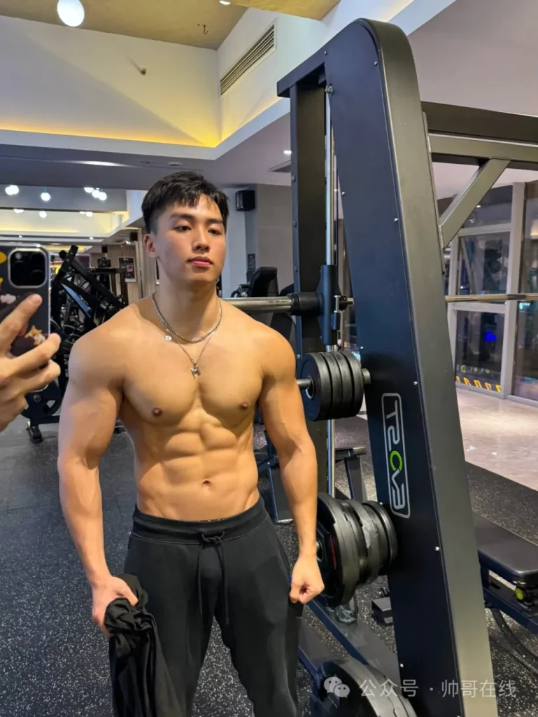 黑皮腹肌机车小伙竟是成都体院体育生，双开门翘 P 身材你顶得住吗？