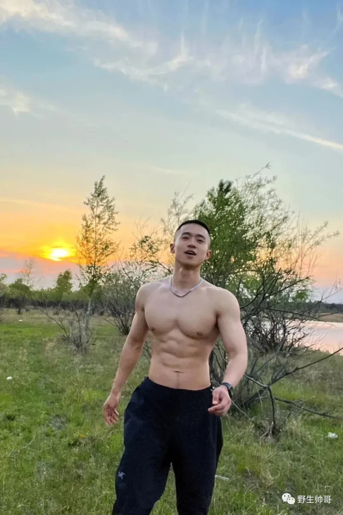 寸头爷们露营脱衣身材太顶了！东北男人果然大！