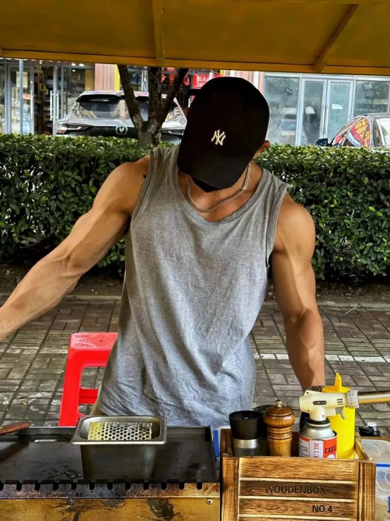 退役兵哥街头卖汉堡，自拍私照灰裤子太顶暴露实力！
