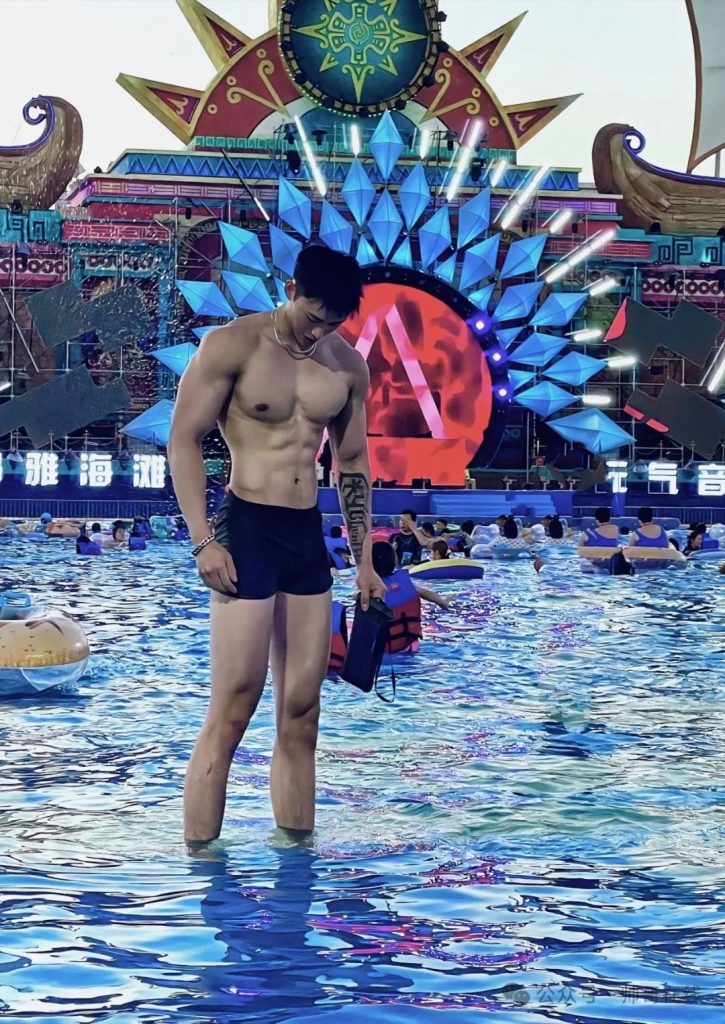 192CM 泳裤双开门长腿大胸肌比体育生还顶！