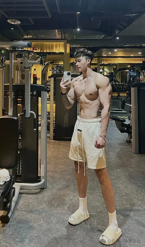 192CM 泳裤双开门长腿大胸肌比体育生还顶！