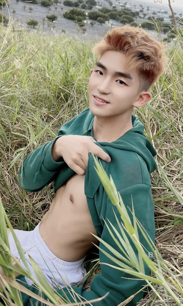 鲜肉男生的野外拍摄