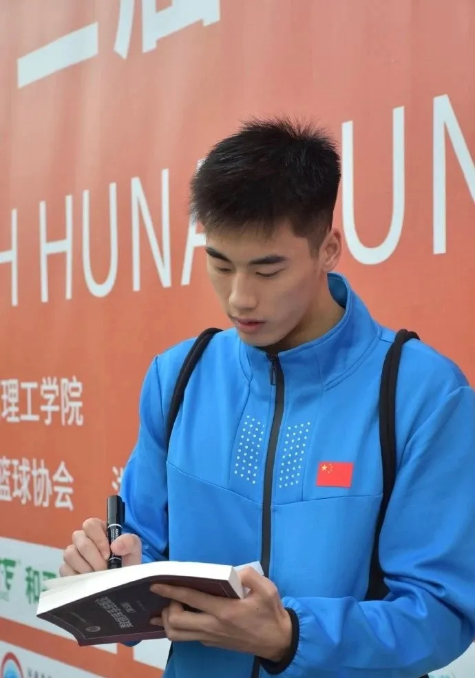 中南大学 187CM 男大天花板游泳体育生