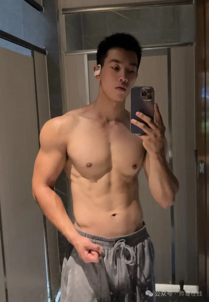 上进的黑皮帅哥，双开门大胸肌