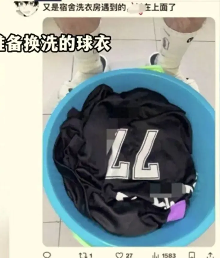 大连一男大半夜对着体育生舍友球服一顿输出，发推上被抓包了！