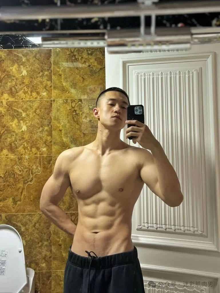 黑龙江 28 岁寸头男自拍长得太 man 啦! 黑龙江 28 岁寸头男自拍长得太 man 啦!