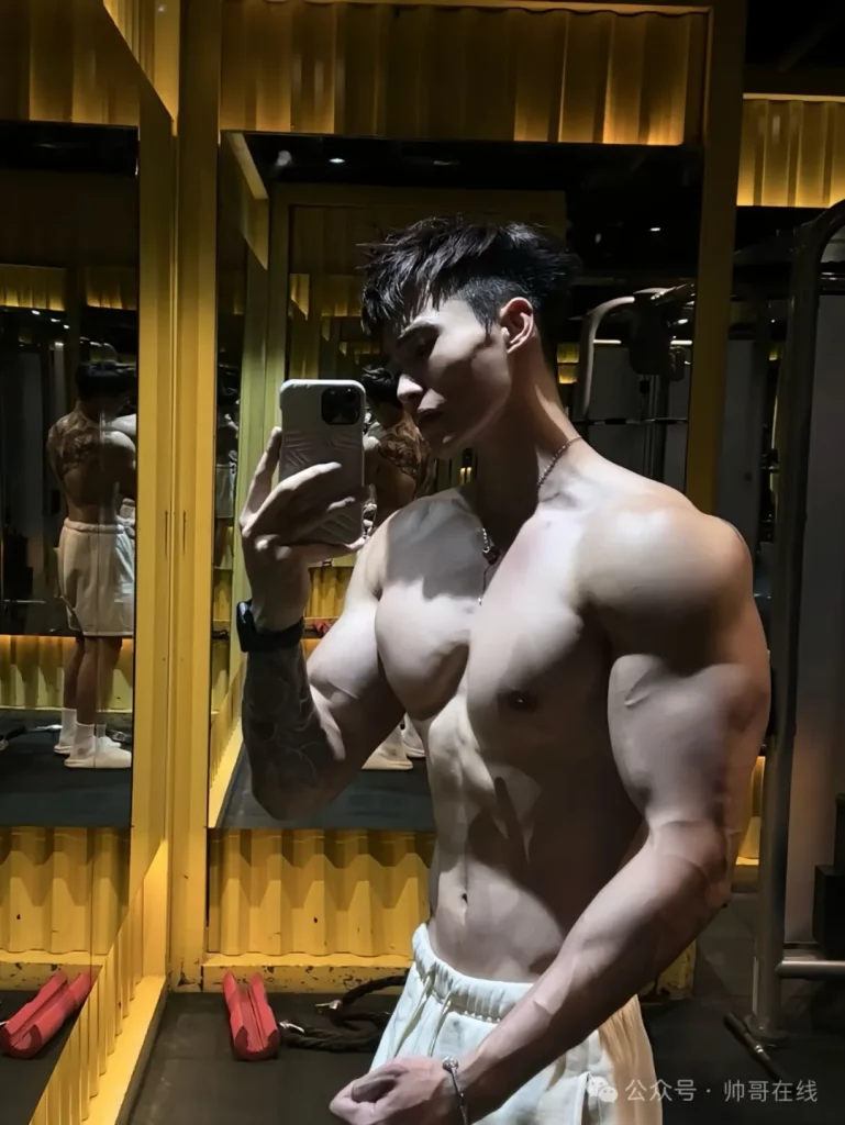 192CM 泳裤双开门长腿大胸肌比体育生还顶！