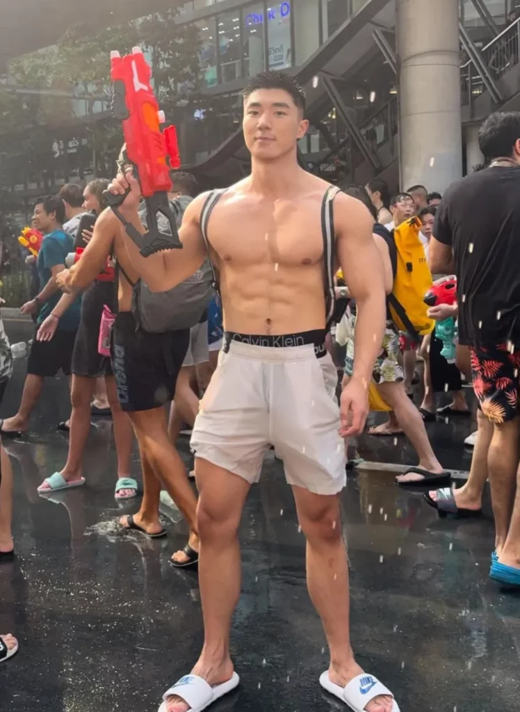 泼水节大趴上稳居 C 位的 Gogoboy 找到了！