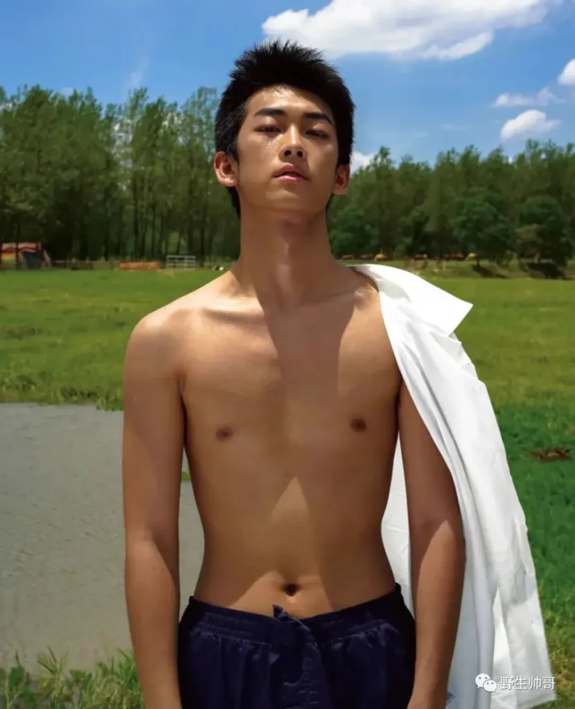 和体育生一起去玩水湿身，差点把班长的裤子扯掉啦