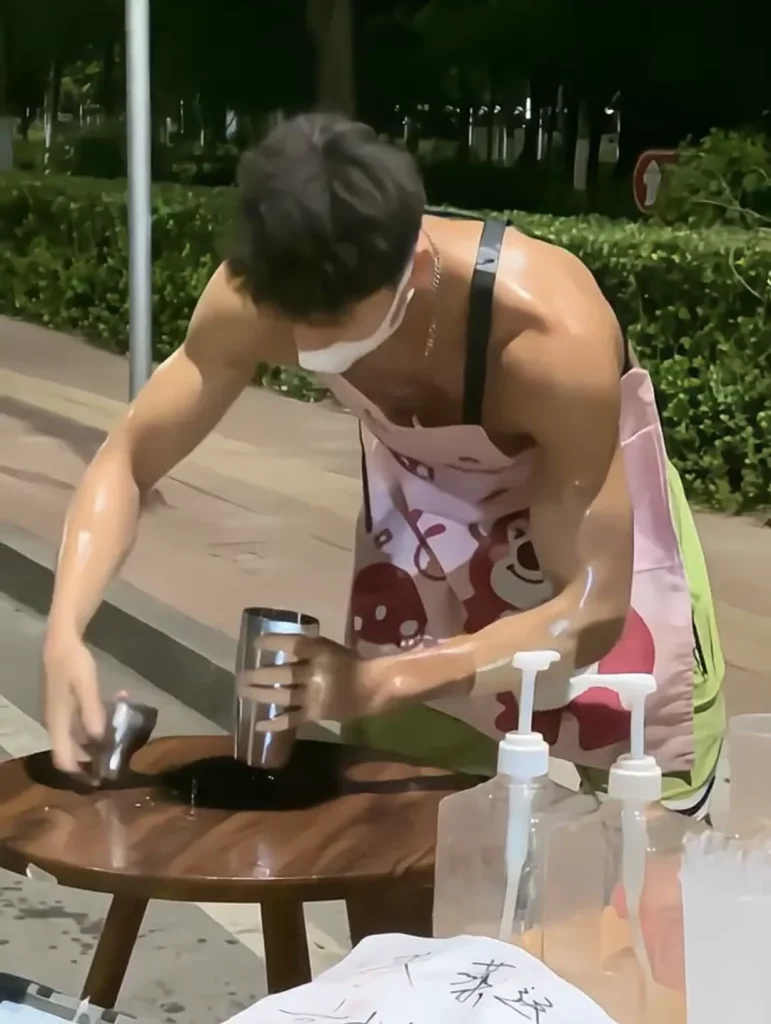 蔡依林演唱会卖柠檬茶的肌肉男火了!这手打频率太猛了! 蔡依林演唱会卖柠檬茶的肌肉男火了!这手打频率太猛了!