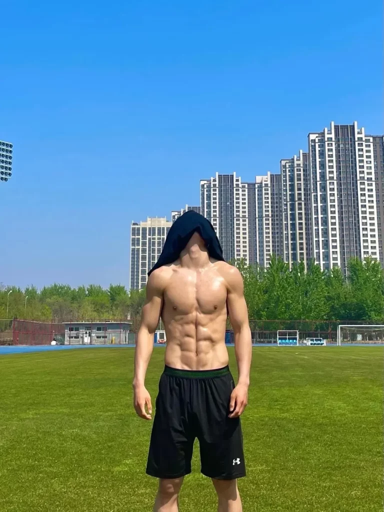 山西 190CM 体育生撩衣腹肌被摸，都爱长腿灰裤子！