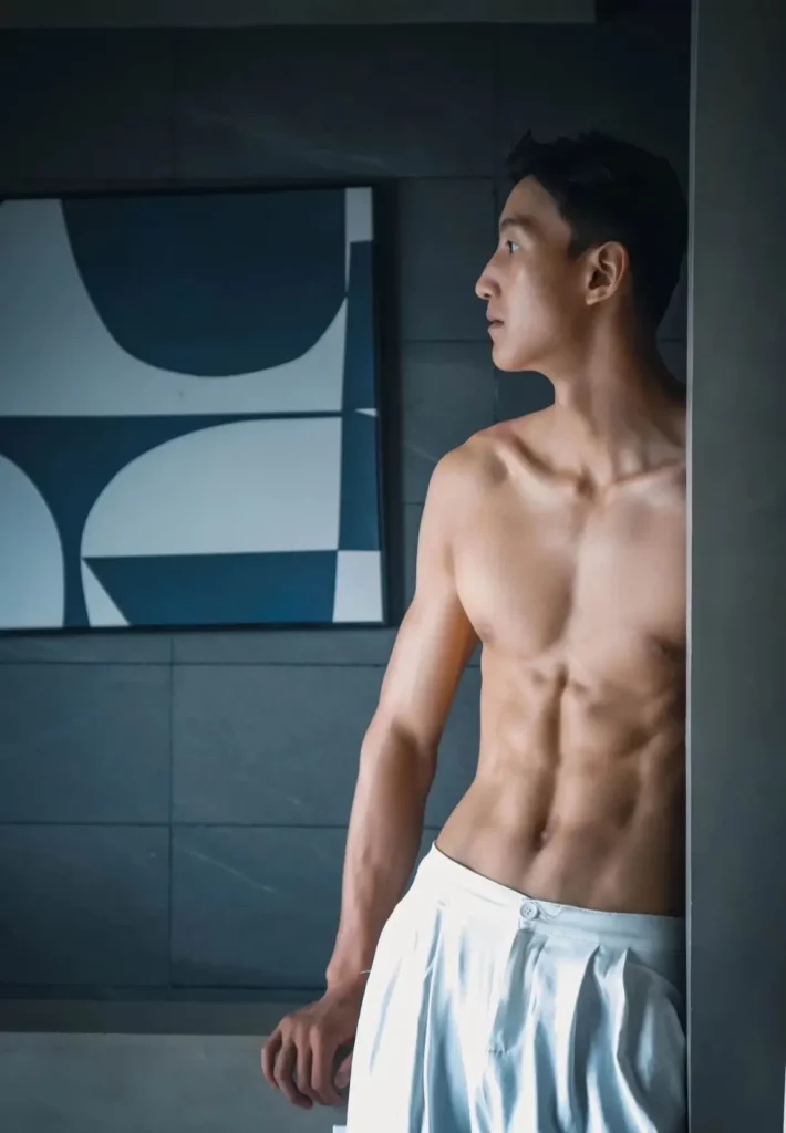 山西 190CM 体育生撩衣腹肌被摸，都爱长腿灰裤子！