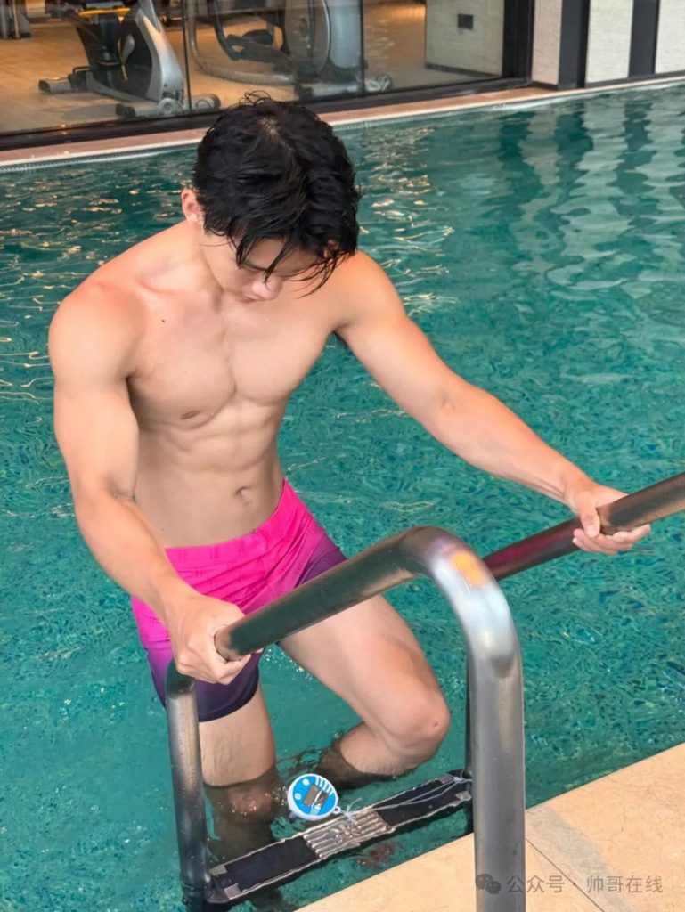 腹肌游泳体育生私教，童颜肌肉男菩萨也太有料了!