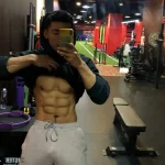 北京肌肉男穿灰裤子自拍，画面尴尬了....