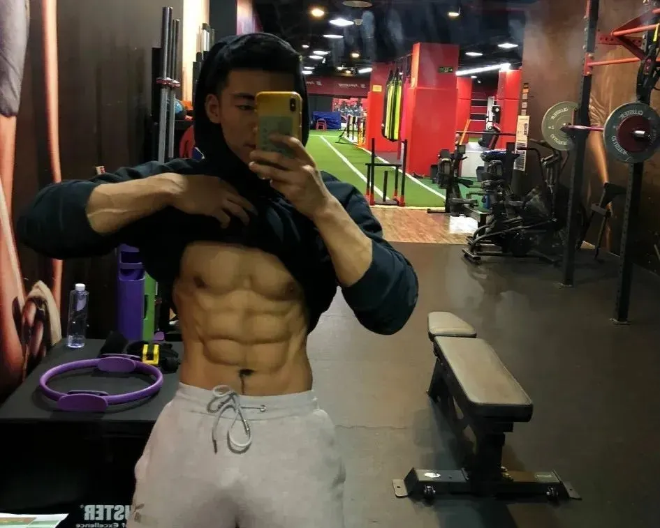 北京肌肉男穿灰裤子自拍，画面尴尬了....