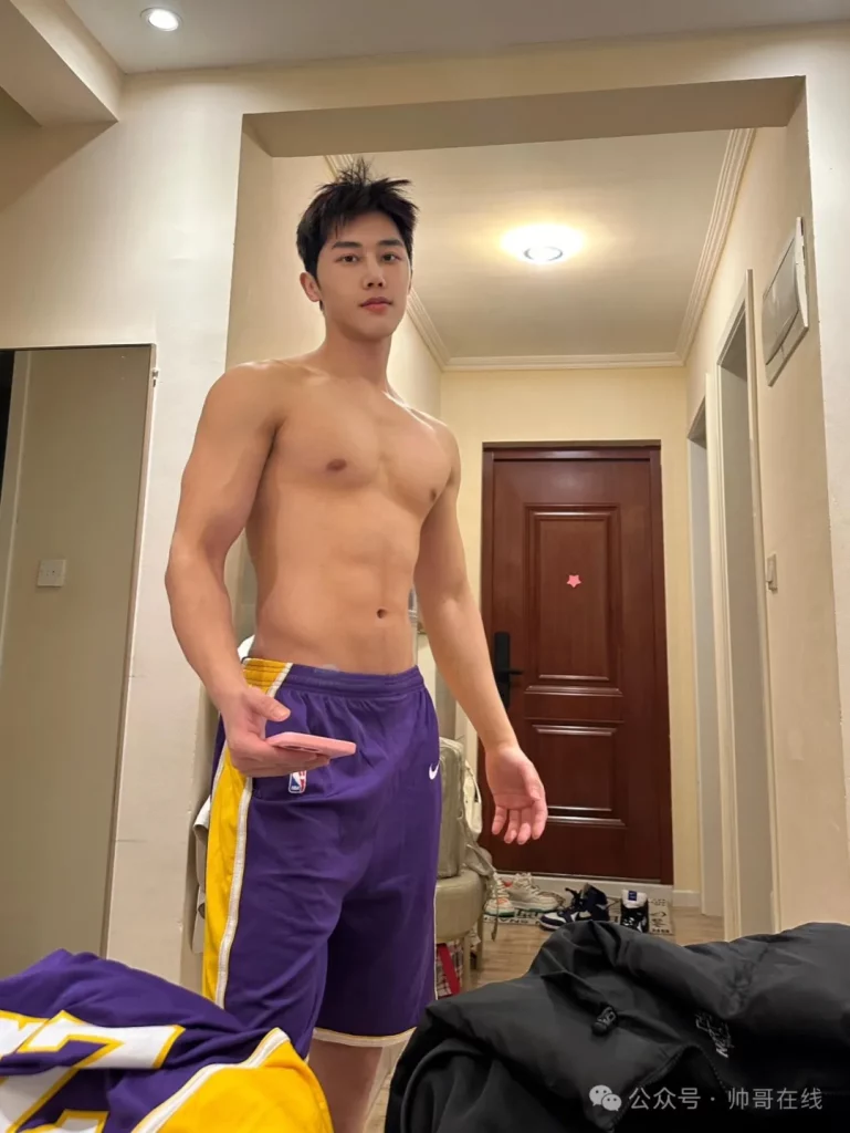 快乐加倍的 190CM 短发肌肉奶弟，太多人馋他的身子了！