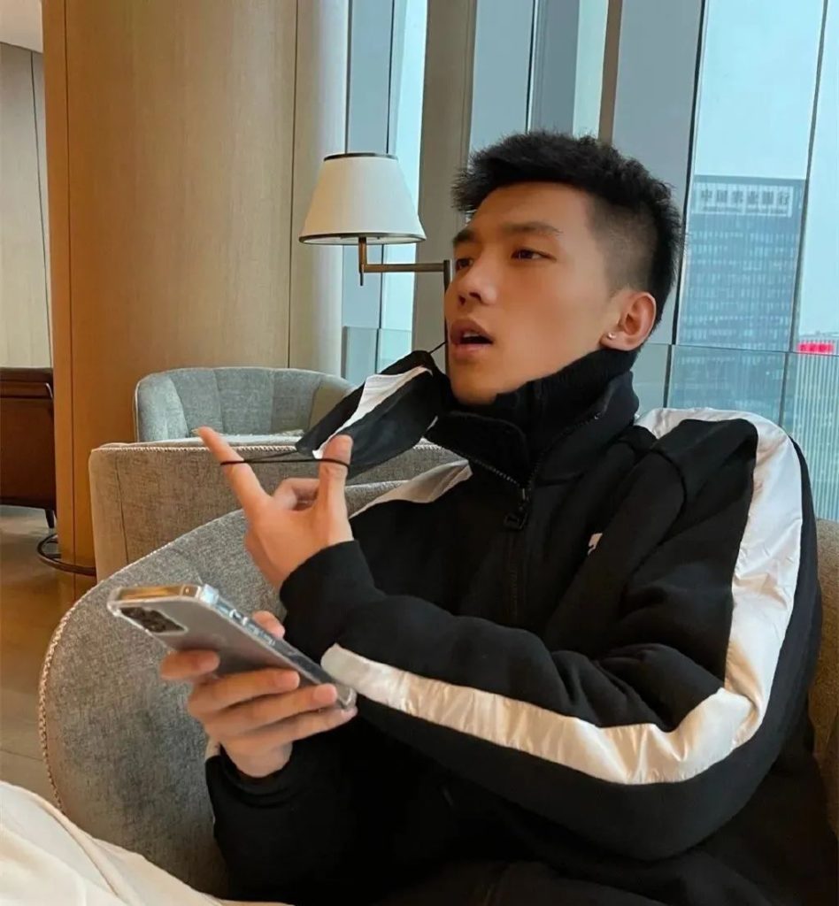 湖南寸头薄肌男大，又 man 又可爱！