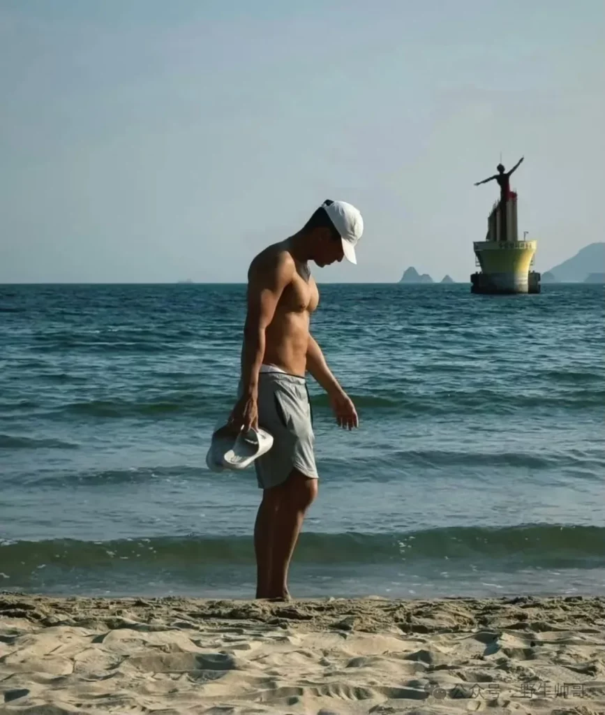 海边沙滩撩裤子的肌肉男太有型了，被他大长腿吸引！